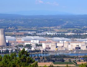 Saint Restitut vue sur la centrale nucleaire du Tricastin 2