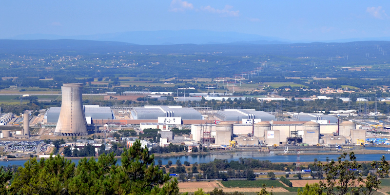 Saint Restitut vue sur la centrale nucleaire du Tricastin 2